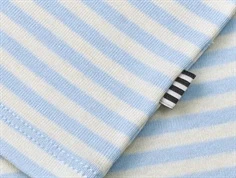 Nærbillede af Mads Nørgaard Tobinino t-shirt med striber